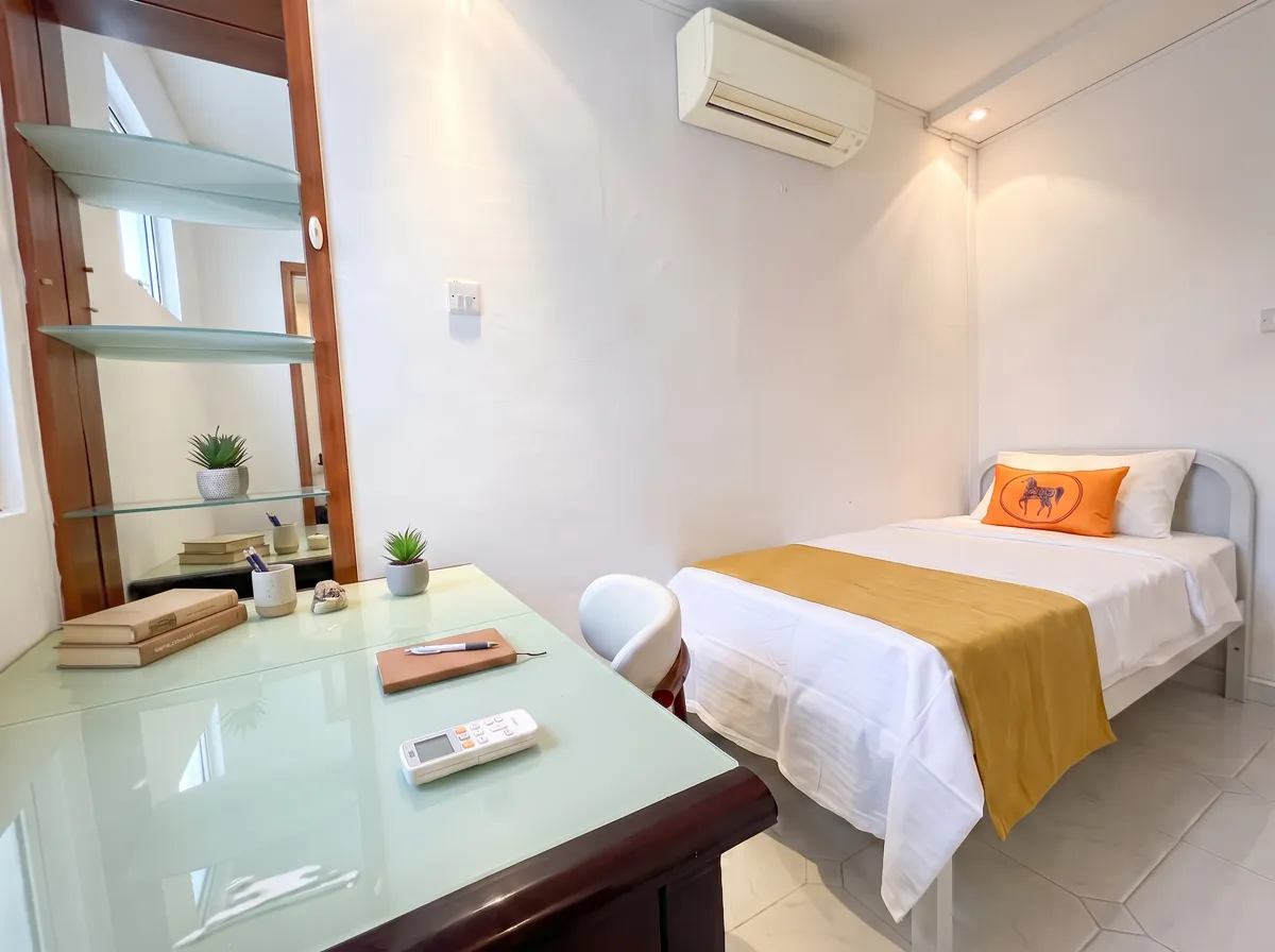 Orchid Park Condominium Blk 93 Room 8 / Economy Room