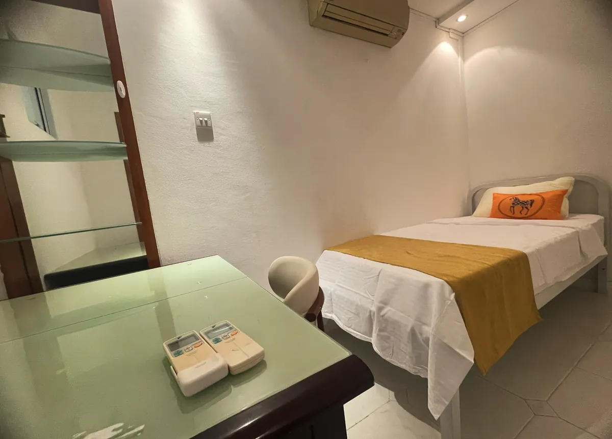 Orchid Park Condominium Blk 93 Room 8 / Economy Room